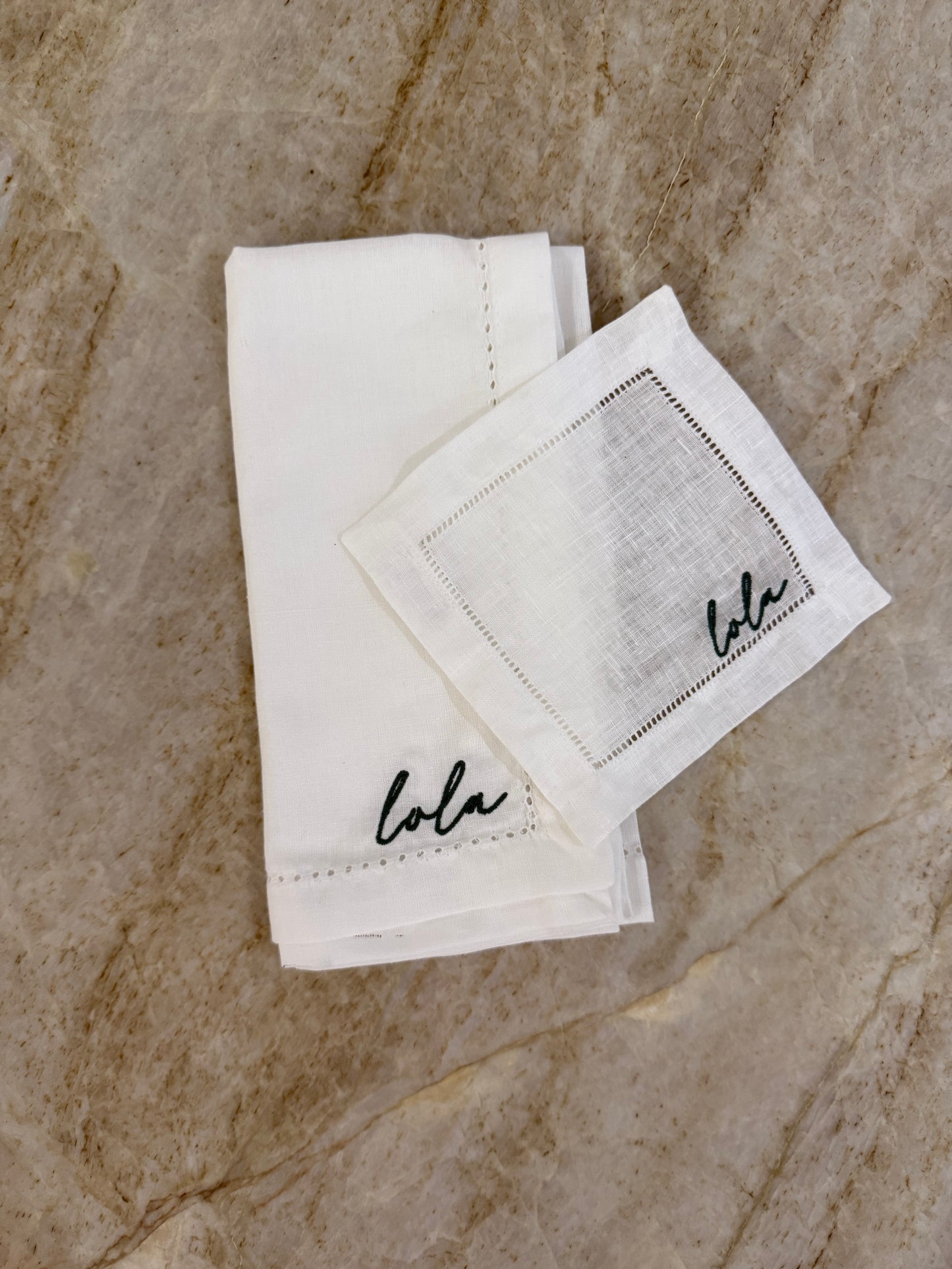Set de Servilletas Bordadas Blancas | Coctelera + Servilleta de Mesa Clásica