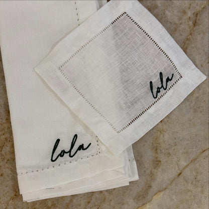 Set de Servilletas Bordadas Blancas | Coctelera + Servilleta  de Mesa Clásica